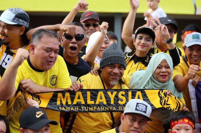 Fan Malaysia kéo đến FAM là biểu tượng của sức mạnh đám đông