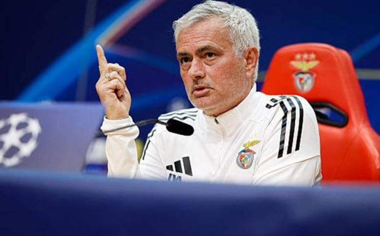 Mourinho bị cấm chỉ đạo trận khi tranh luận với trợ lý HLV Porto Lucho Gonzalez