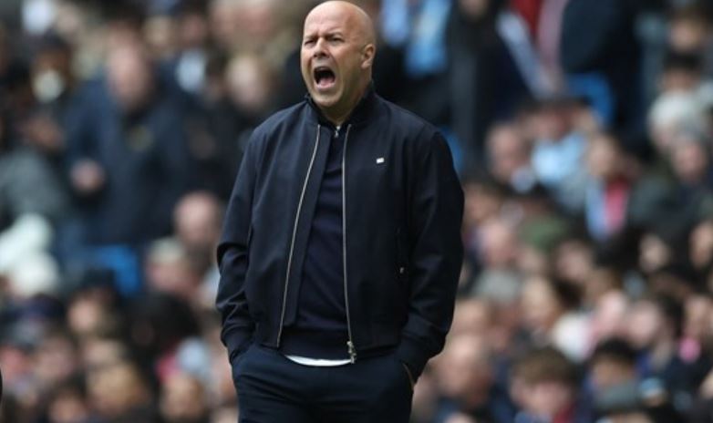 Arne Slot hiện là "tâm điểm chỉ trích" hàng đầu tại Anfield