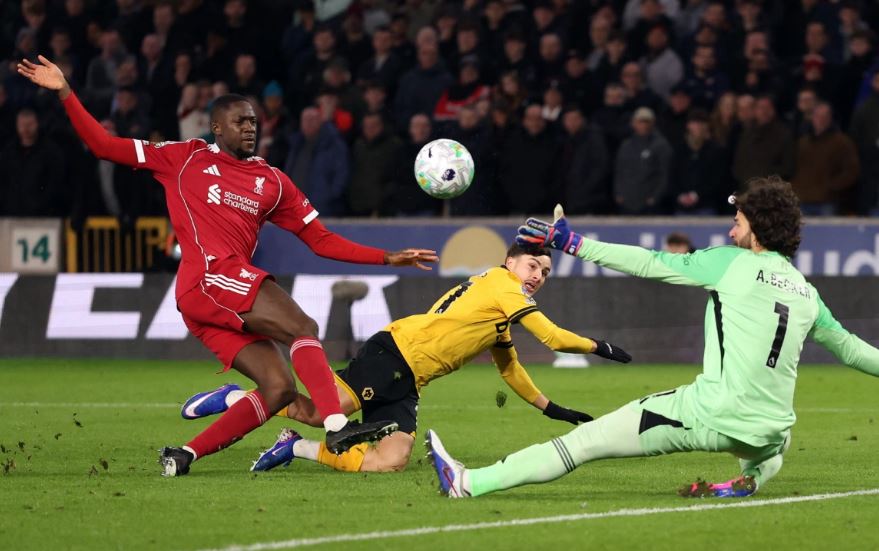 Phản ứng từ Gerrard khi Liverpool đá như đội hạng dưới với 5 hậu vệ